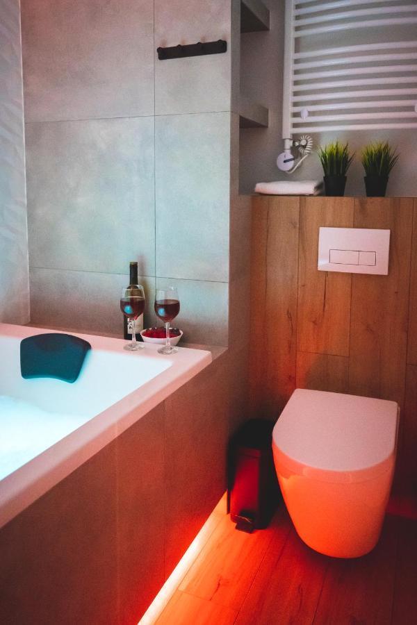 Movie Jacuzzi Apartment At The Main Station By Noclegi Renters Krakov Exteriér fotografie