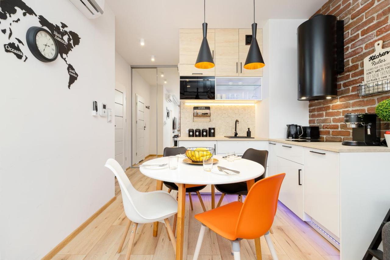 Movie Jacuzzi Apartment At The Main Station By Noclegi Renters Krakov Exteriér fotografie