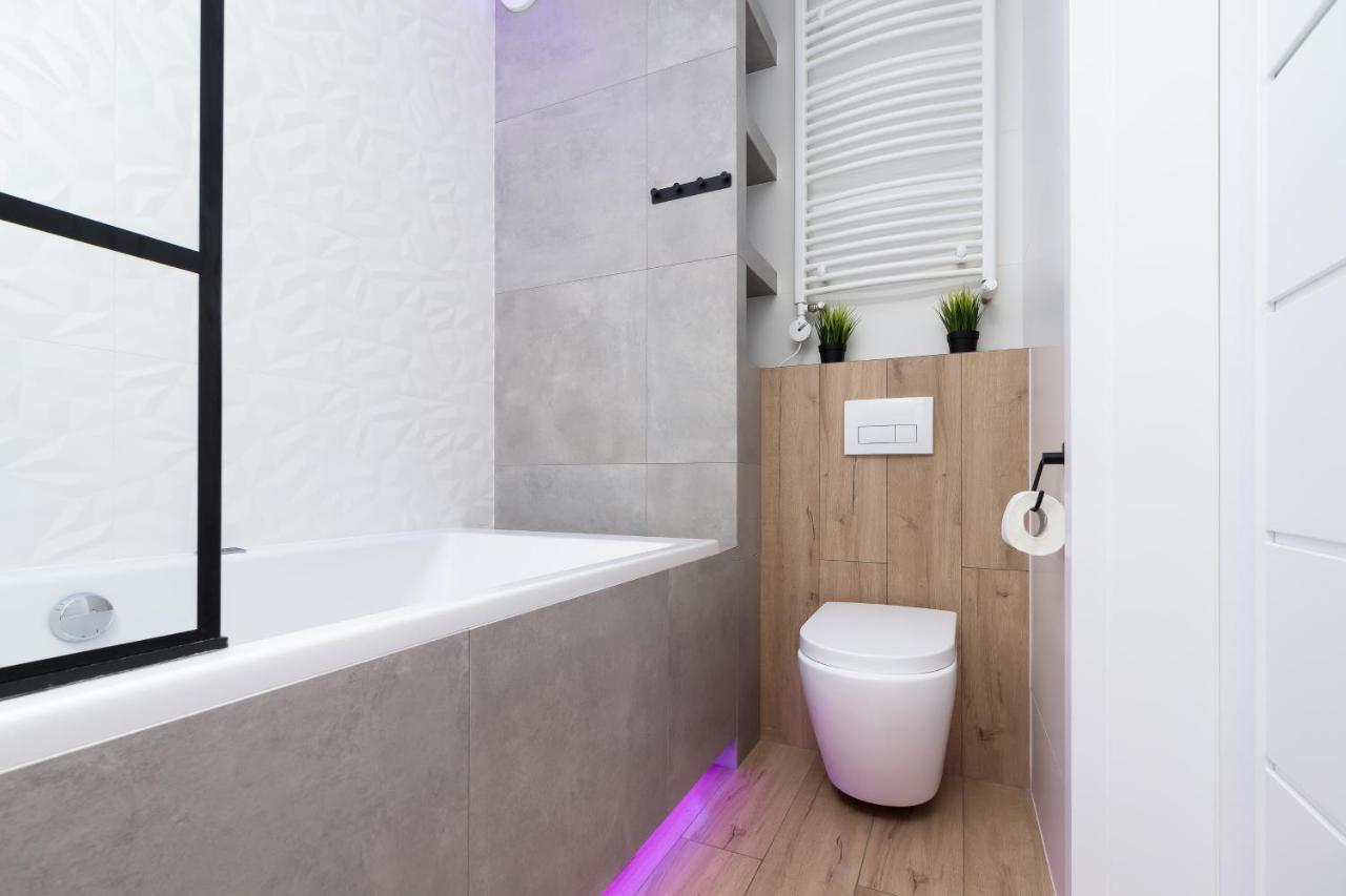 Movie Jacuzzi Apartment At The Main Station By Noclegi Renters Krakov Exteriér fotografie