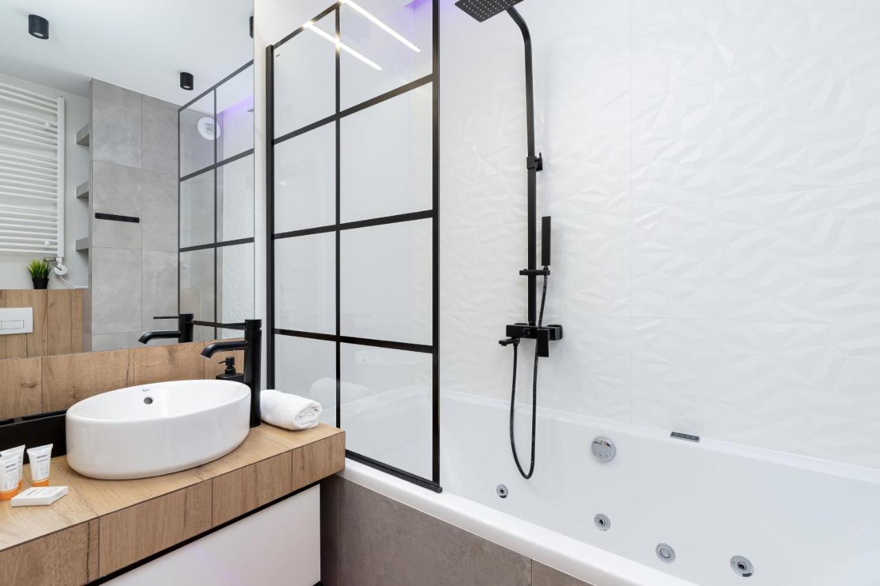 Movie Jacuzzi Apartment At The Main Station By Noclegi Renters Krakov Exteriér fotografie